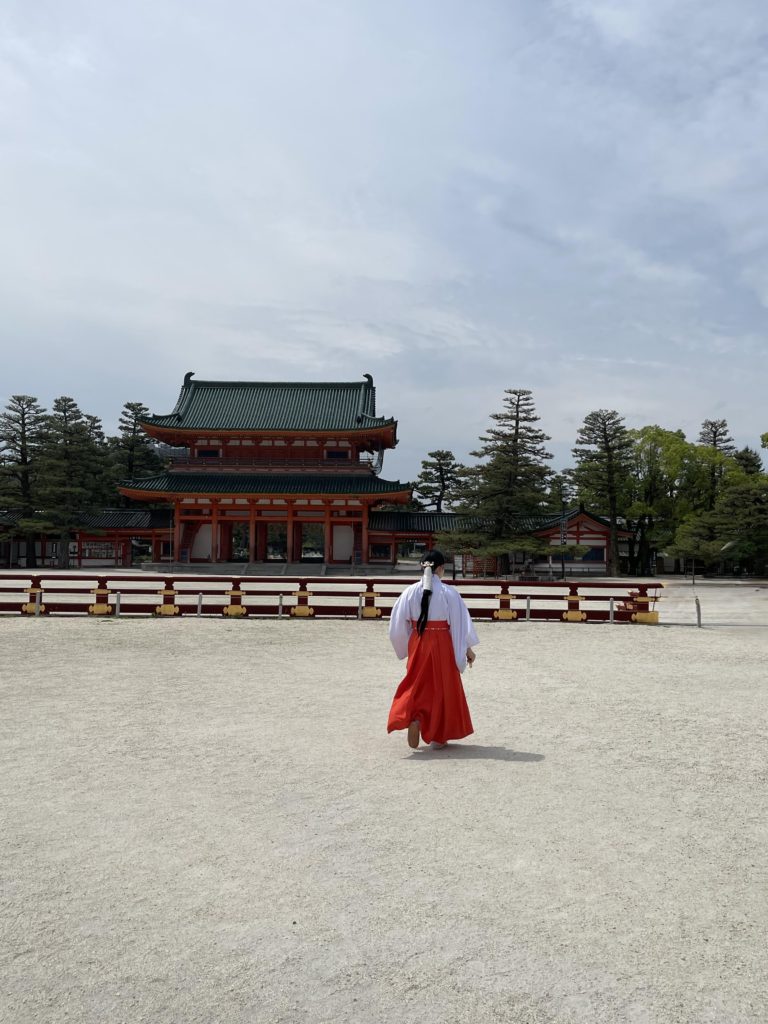 本龍尾壇の上を歩く巫女